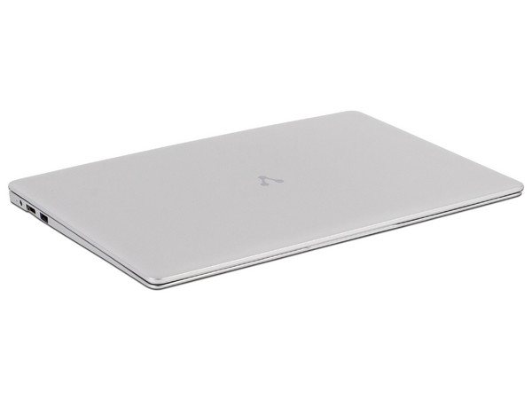 Laptop Vorago Alpha Plus:
Procesador Intel Celeron N3350 (hasta 2.40 GHz),
Memoria de 4GB DDR4,
Disco Duro de 500GB,
SSD de 64GB,
Pantalla de 14