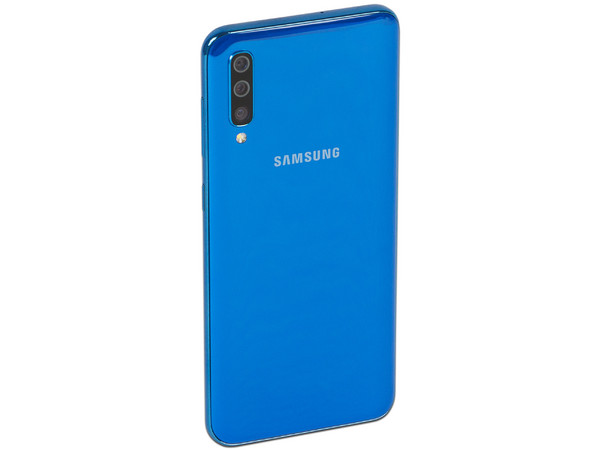 Smartphone Samsung Galaxy A50:
Procesador Octa Core (hasta 2.3GHz),
Memoria RAM de 4GB,
Almacenamiento de 64GB,
Pantalla Super AMOLED de 6.2