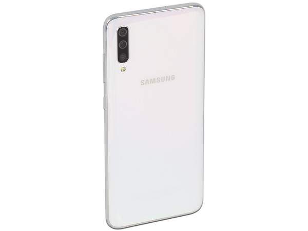 Smartphone Samsung Galaxy A70:
Procesador Snapdragon 675 Octa Core (2.0 GHz),
RAM de 6GB,
Almacenamiento de 128GB,
Pantalla Super AMOLED de 6.5