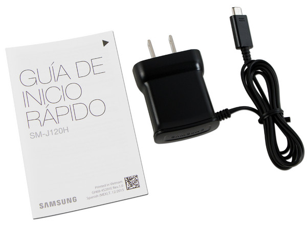Smartphone Samsung Galaxy J1:
Procesador Quad Core (1.2 GHz),
Memoria RAM de 1 GB, Almacenamiento de 8GB (expandible con microSD),
Pantalla 4.5