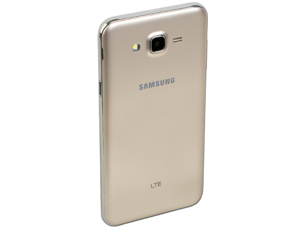 Smartphone Samsung Galaxy J7:
Procesador Octa Core (1.5 GHz),
Memoria RAM de 1.5GB, Almacenamiento de 16GB (expandible con microSD),
Pantalla 5.5