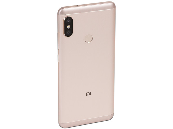 Smartphone Xiaomi Redmi Note 5,
Procesador Snapdragon 636 Octa Core (1.80 GHz),
Memoria RAM de 4GB, Almacenamiento de 64GB
(expandible con microSD),
Pantalla de 5.99