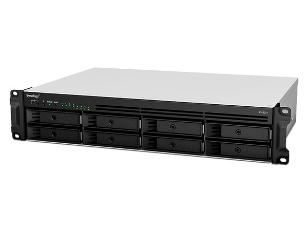 Servidor Synology RS1221RPPLUS:
Procesador AMD Ryzen Embedded V1500B (hasta 2.2 GHz),
Memoria de 4GB DDR4,
hasta 8 Bahías SATA.
