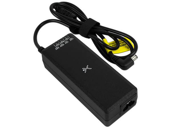 Adaptador de Corriente Universal Perfect Choice con puntas intercambiables y puerto USB de carga.