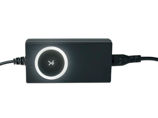 Cargador para laptop Universal Perfect Choice con regulador automático de voltaje, 8 puntas intercambiables y puerto USB de carga.