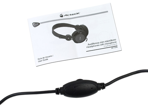Audífonos Acteck Crystal Sound modelo AF-540, con Micrófono y control de volumen en el cable.