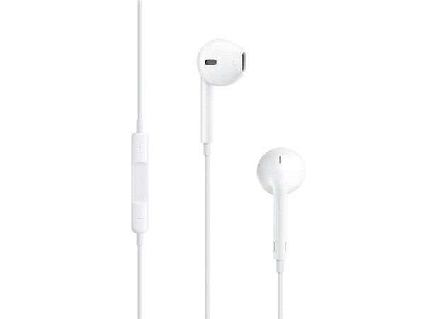 Audífonos con micrófono Apple EarPods con control remoto en el cable.