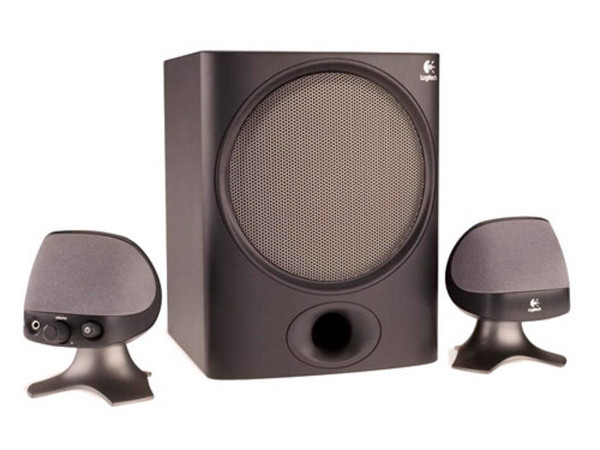 Bocinas Logitech X-220  2.1, incluye adaptador para consolas de Video Juegos.