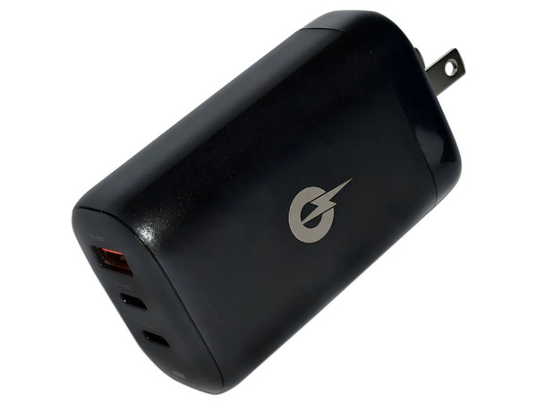 Cargador de pared Power & Co ADA-P01-PW-N GaN de 65W con 2 puertos USB tipo C y 1 puerto USB tipo A. Color Negro.