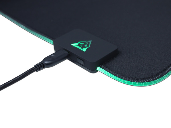 Mouse Pad Gamer Ocelot OMPXL01 RGB de 35 x 80 cm. Color Negro.