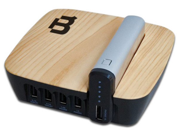 Estación de carga Blackpcs con 4 puertos USB y un PowerBank de 400 mAh. 