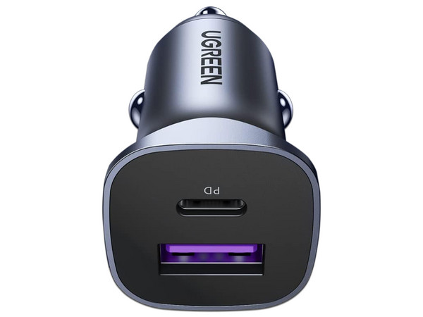 Cargador de Auto Ugreen de 30W, Voltaje de entrada 12 y 24 Vcd, 1 puerto USB-C PD3.0, 1 puertos USB-A QC4.0, Carga rápida. Color Gris.