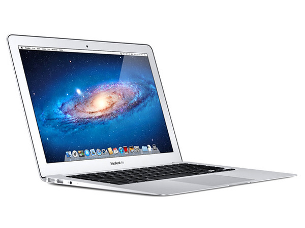 Apple MacBook Air:
Procesador Intel Core i5 (1.6GHz),
Memoria de 2GB DDR3, 64 GB de almacenamiento,
Video Intel HD 3000, Pantalla LED de 11.6