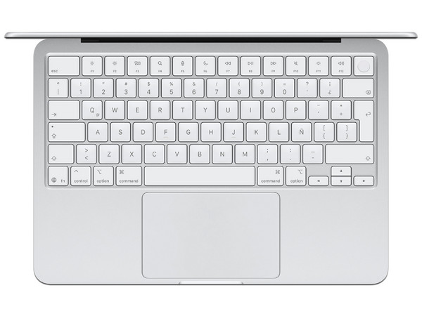 MacBook Neo (Color Plata): 
Procesador Apple A18 Pro, 
Memoria RAM de 8GB, 
SSD de 256GB, 
Pantalla de 13