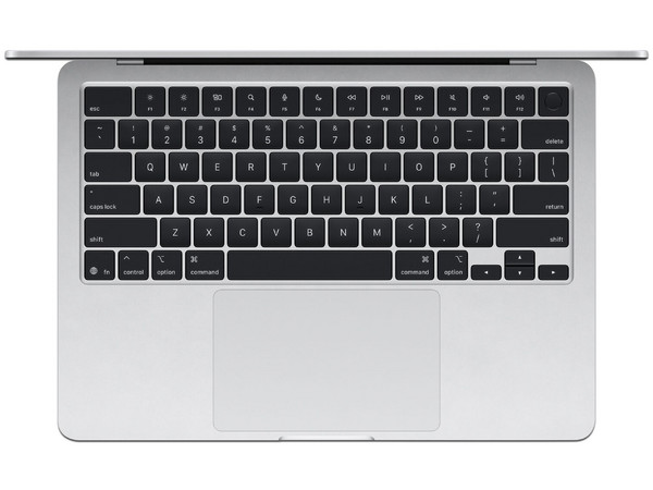 MacBook Air 13 (Color Plata): 
Procesador Apple M4, 
Memoria de 16GB, 
SSD de 256GB, 
Pantalla de 13.6