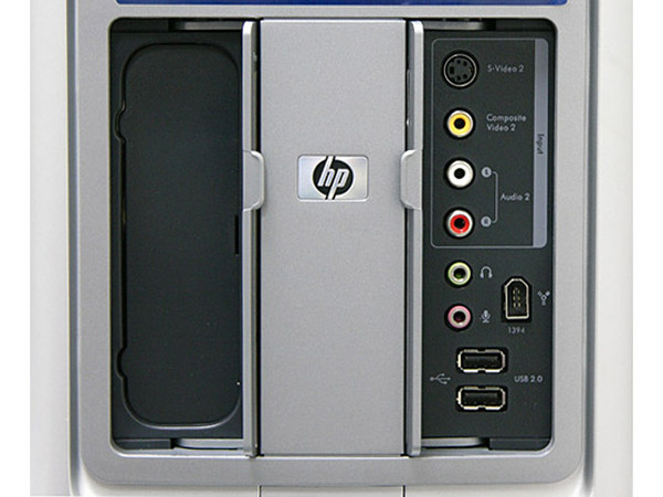 Computadora HP Pavilion m7550la,
Procesador Pentium D 930 dos núcleos, 3.0GHz,
Memoria 1GB PC2-4200 DDR2,
D.D. de 250 GB, DVD±RW/±R Doble Capa,
Tarjeta de sintonía de TV con Control Remoto,
Red, Módem, XP Media Center.
No incluye Monitor