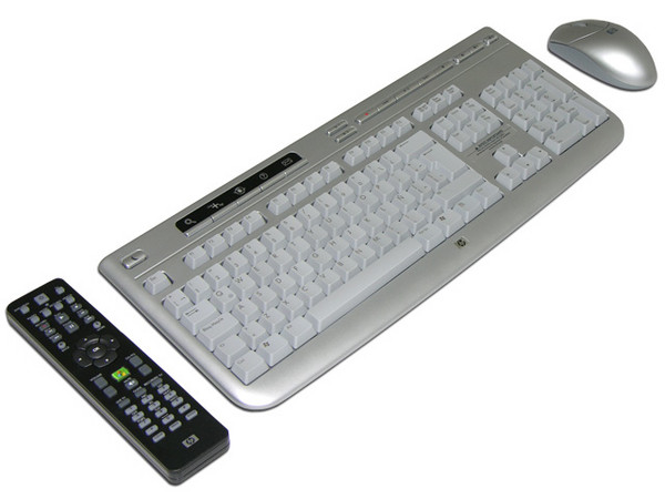 Computadora HP Pavilion m7550la,
Procesador Pentium D 930 dos núcleos, 3.0GHz,
Memoria 1GB PC2-4200 DDR2,
D.D. de 250 GB, DVD±RW/±R Doble Capa,
Tarjeta de sintonía de TV con Control Remoto,
Red, Módem, XP Media Center.
No incluye Monitor