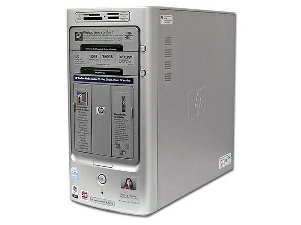 Computadora HP Pavilion m7630la,
Procesador Pentium D 820 dos núcleos, 2.8GHz,
Memoria 1GB PC2-4200 DDR2,
D.D. de 250 GB, Super Multi DVD±R/RW/RAM,
Tarjeta de sintonía de TV con Control Remoto,
Red, Módem, Windows XP Media Center
No incluye monitor