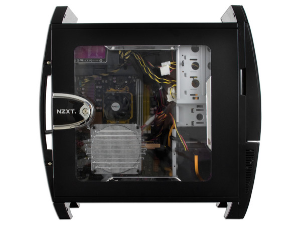 Computadora PC en Línea Gamer Plus AMD,
Procesador AMD Phenom II X2 550 B.E. (3.1GHz),
Memoria Corsair 2GB DDR3 1333MHz, D.D. 320GB SATA II,
T. Madre ChipSet AMD 790GX AM3, DVD±R/RW,
Video ATI PCS+ HD 4870, 512MB DDR5