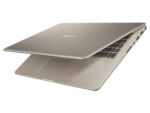 Laptop ASUS VivoBook Pro 15:
Procesador Intel Core i7 7700HQ (hasta 3.80 GHz),
Memoria de 8GB DDR4,
Disco Duro de 1TB,
SSD de 128GB,
Pantalla de 15.6