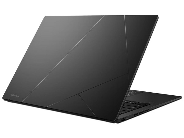 Laptop ASUS Zenbook 14 OLED:
Procesador AMD Ryzen 5 AI 340 (hasta 4.8 Ghz),
Memoria de 16GB LPDDR5,
SSD de 512GB,
Pantalla de 14