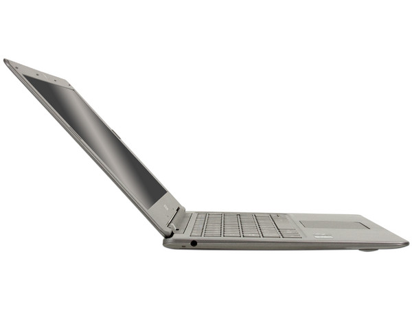 Ultrabook Acer Aspire S3-951-6688:
Procesador Intel Core i3-2367M (1.4GHz),
Memoria de 4GB DDR3, D.D. de 320GB + 20GB SSD,
Pantalla LED de 13.3