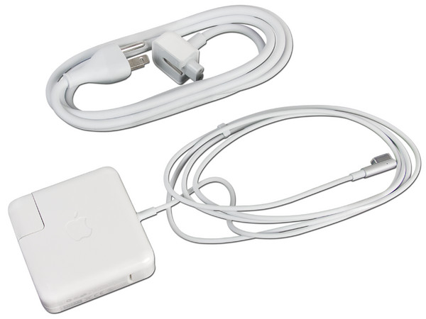 MacBook Pro Apple :
Procesador Intel Core 2 Duo a 2.4GHz,
Memoria de 4GB DDR III, Disco Duro de 250GB,
Pantalla de 13.3