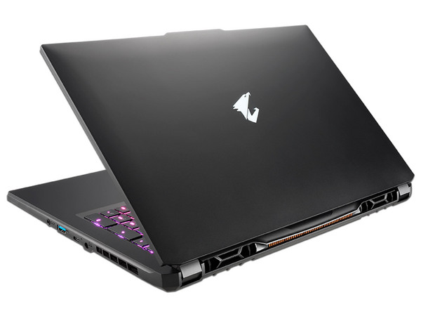 Laptop Gigabyte Aorus 17 YE5:
Procesador Intel Core i7 12700H (hasta 4.70 GHz),
Memoria de 32GB DDR5,
SSD de 1TB,
Pantalla de 17.3