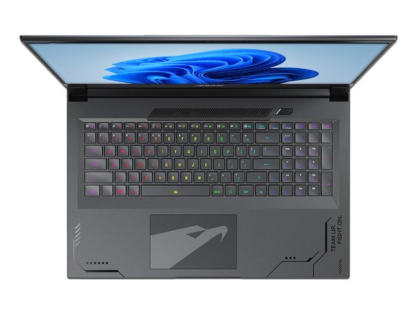 Laptop Gamer Gigabyte Aorus 17X:
Procesador Intel Core i9 13950HX (hasta 5.5 GHz),
Memoria de 32GB DDR5,
SSD de 2TB,
Pantalla de 17.3