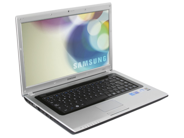 Laptop Samsung R520:
Procesador Intel Pentium DC T3400 (2.16 GHz),
Memoria de 3GB DDR II, DD 320GB,
Pantalla de 15.6