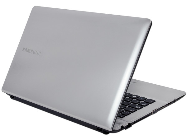 Laptop Samsung ATIV Book 2:
Procesador Intel Celeron 847 (1.1 GHz),
Memoria de 4 GB DDR3, Disco Duro de 500 GB,
Pantalla LED de 15.6