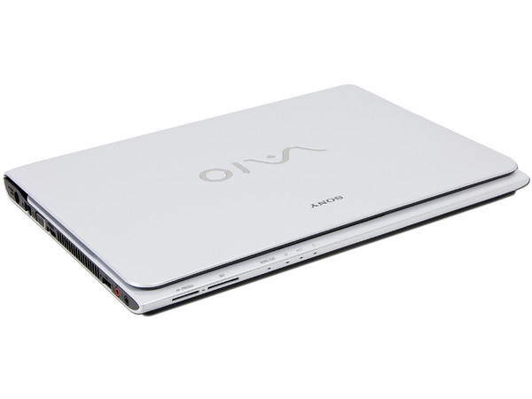 Laptop Sony VAIO SVE14125CLW:
Procesador Intel Core i5-3210M (hasta 3.1 GHz) 3ra Generación,
Memoria de 4 GB DDR3, Disco Duro de 500 GB,
Pantalla HD LED de 14