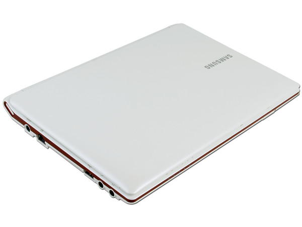 Netbook  Samsung Mini NP-N150-JP04MX:
Procesador Intel Atom N450 (1.66 GHz),
Memoria de 1GB DDR 2, DD 250GB,
Pantalla LED de 10.1