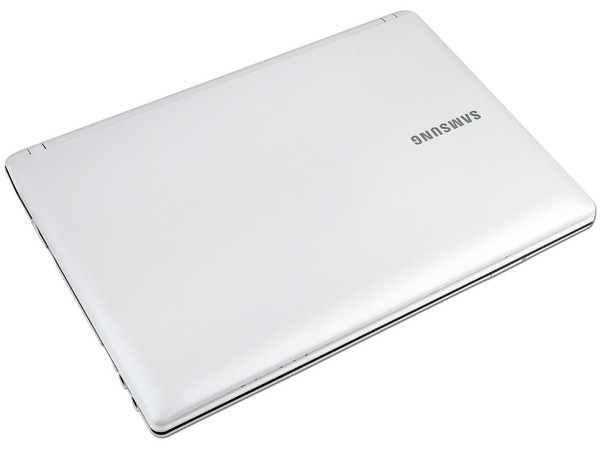 Netbook  Samsung Mini NP-N145-JP06MX:
Procesador Intel Atom N455 (1.66 GHz),
Memoria de 1GB DDR II, DD 250GB,
Pantalla LED de 10.1