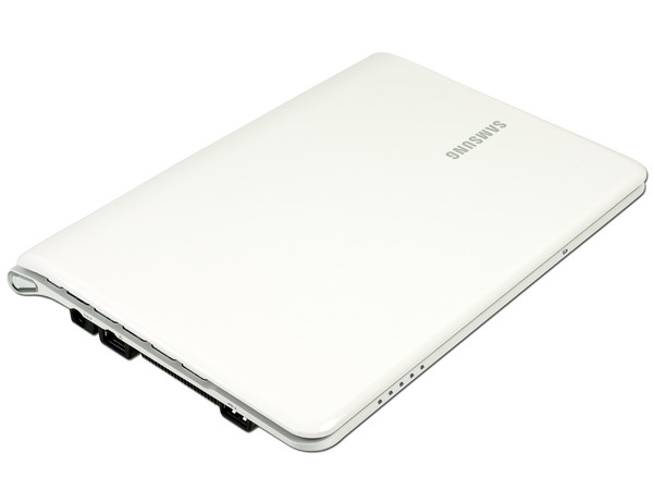 Netbook  Samsung Mini NP-NC110-A01MX:
Procesador Intel Atom N455 (1.66 GHz),
Memoria de 2GB DDR3, DD 320GB,
Pantalla LED de 10.1