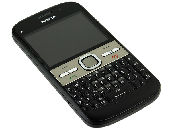 Celular Nokia E5 con teclado QWERTY, cámara de 5MP, conexión Wi-Fi, 3G, GPS, S.O Symbian v9.3. Color Negro.