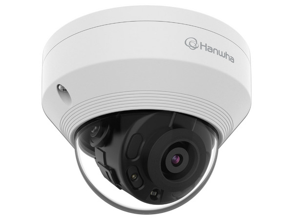 Cámara de vigilancia tipo Domo Hanwha QNV-8020R de 5MP, Lente fijo de 4mm, IR hasta 25m, Ranura MicroSD (hasta 128GB), IP66, IK10, PoE.
