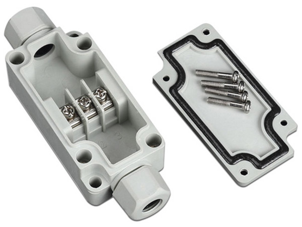 Caja de Conexión Exterior Precision PST-PBT-3P con Terminales Intermedias para 3 Líneas, Incluye Glándulas.