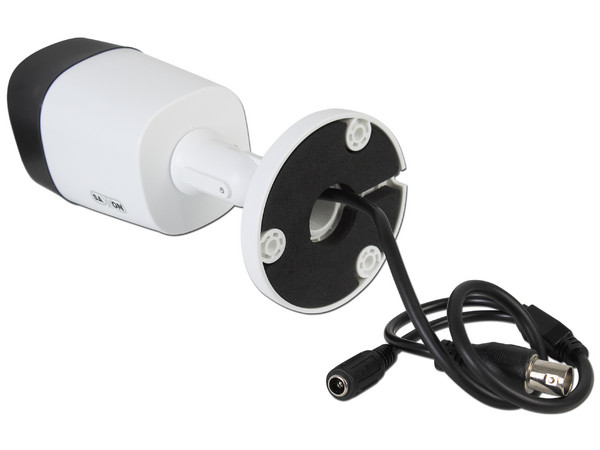 Kit de seguridad SAXXON Trihibrido con DVR SAX7204HS3 de 4 canales y 4 cámaras tipo bullet BFX3172CV, no incluye disco duro.