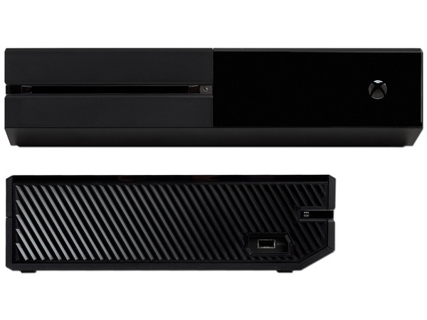 Consola Xbox One con juego FIFA 16.