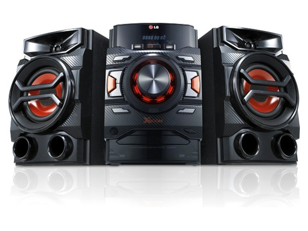 Mini componente LG CM4340B con 220w potencia RMS, 2 puertos USB y Bluetooth.