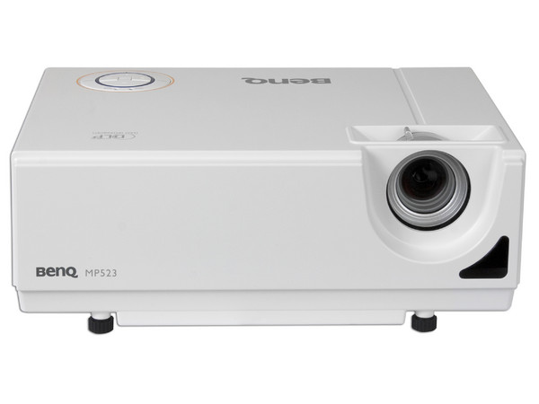Proyector BenQ MP523, Resolución de 1024x768 y 2000 lúmenes.