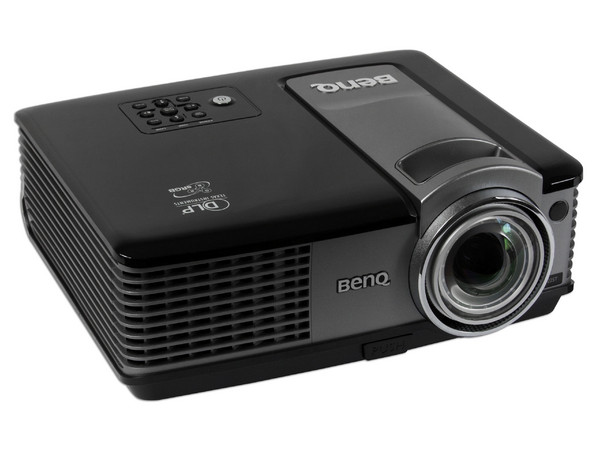 Proyector BenQ MP522 ST, Resolución de 1024X768 y 2,000 lúmenes.
Proyección a corta distancia Short Throw