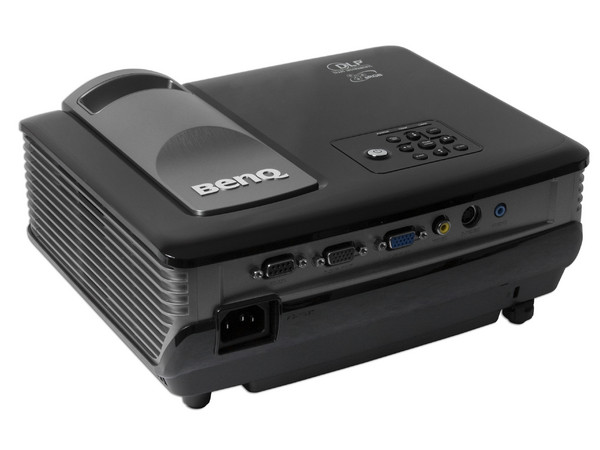 Proyector BenQ MP522 ST, Resolución de 1024X768 y 2,000 lúmenes.
Proyección a corta distancia Short Throw