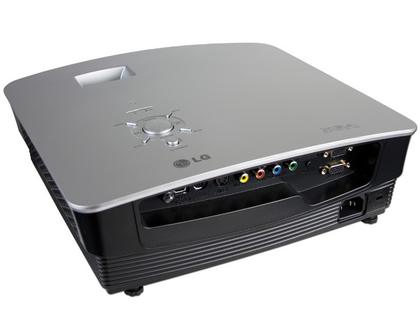 Proyector LG DX630, Resolución de 1024 x 768 y 3000 lúmenes.