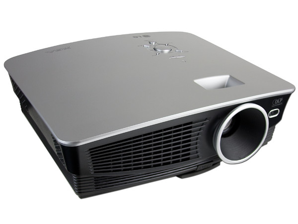 Proyector LG DX630, Resolución de 1024 x 768 y 3000 lúmenes.