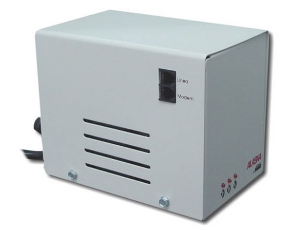 Regulador de voltaje de 2.0KVA con proteccion de fax/modem.