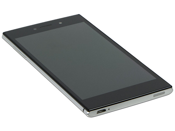 Smartphone Lanix L1100:
Procesador MediaTek MT6752 (1.5 GHz),
Memoria RAM de 2GB, Almacenamiento de 32GB
Cámaras: 5MP/13MP, Pantalla AMOLED de 5.1