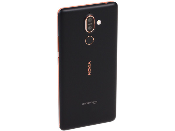 Smartphone Nokia 7 Plus: 
Procesador Snapdragon 660 (hasta 2.2 GHz), 
Memoria RAM de 4GB, Almacenamiento de 64GB 
(expandible con microSD), 
Pantalla de 6