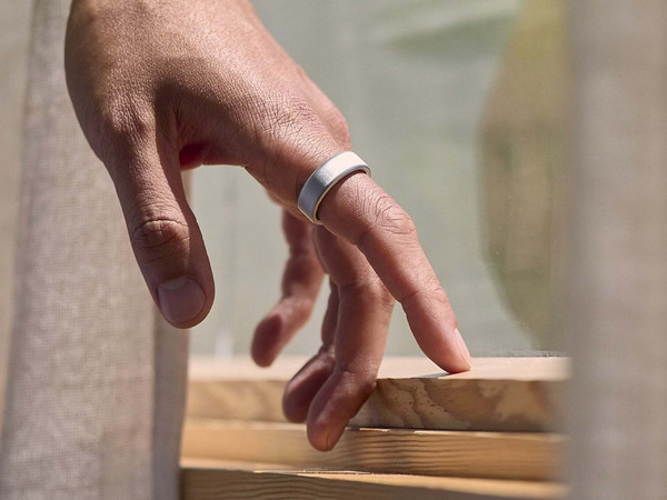 Smart Ring Oura Ring 4, 
Sensor de Frecuencia Cardíaca, 
Compatible con Android e iOS, 
Talla 8. 
Plata Cepillada.